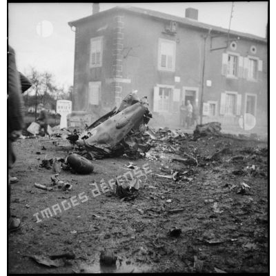 Divers plans d'une carcasse d'avion allemand qui s'est écrasé dans le village de Lubey.