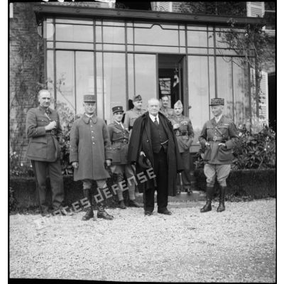 Photographie de groupe d'autorités civiles et militaires dont le général d'armée Huntziger.