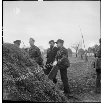 Photographie de groupe d'officiers français de la 2e armée près d'un poste de tir de DCA.