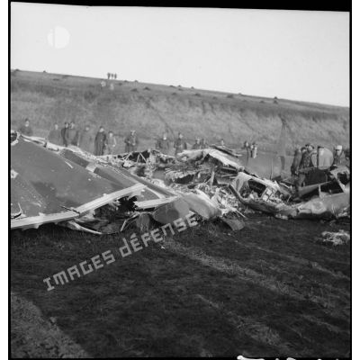 Les restes d'une épave de Dornier Do-17 sont photographiés en plan général.