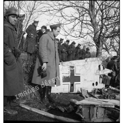 Des soldats de la 2e armée sont photographiés près des restes d'un avion allemand abattu.