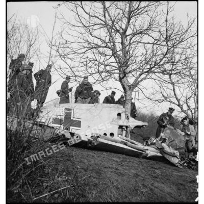 Des soldats de la 2e armée sont photographiés près des restes d'un avion allemand abattu.
