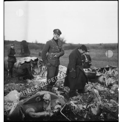 Photographie de groupe de soldats de la 2e armée et d'un pilote de l'armée de l'air britannique.