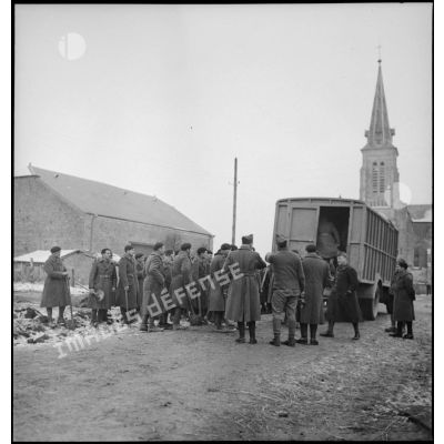 Des soldats de la 2e armée, portant des pelles et des pioches, sont rassemblés.