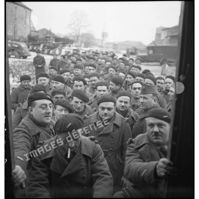 Photographie de groupe de soldats de la 2e armée, portant des pelles et des pioches.