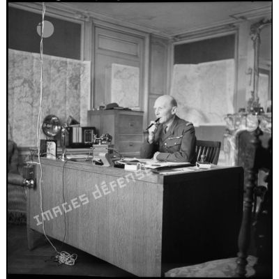 Portrait du général d'armée Huntziger, commandant la 2e armée, au travail dans son bureau.