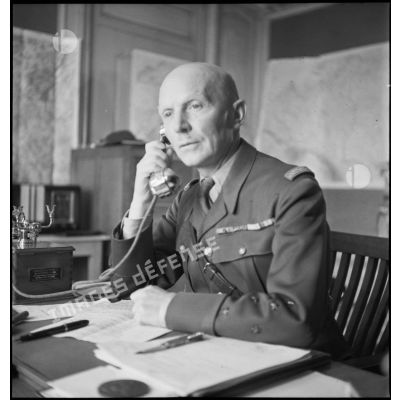 Portraits du général d'armée Huntziger, commandant la 2e armée, au téléphone dans son bureau.