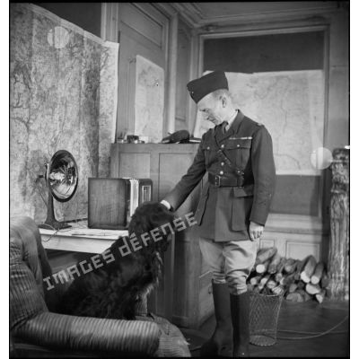 Portrait du général d'armée Huntziger, commandant la 2e armée, au travail dans son bureau.