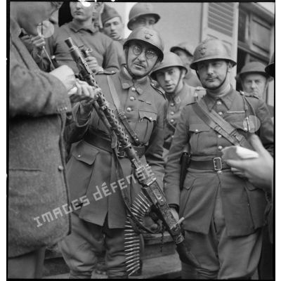 Deux officiers du 151e RI présentent une mitrailleuse allemande MG-34 prise à l'ennemi.