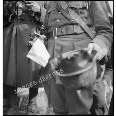 Un officier du 151e RI présente un casque allemand modèle 1935.