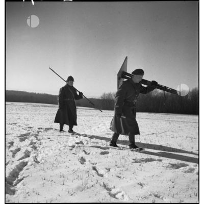 Dans un paysage enneigé, des lieutenants artilleurs de la 2e armée effectuent des relevés topographiques.