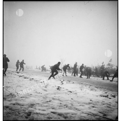 Plan général d'artilleurs du 402e RAAA qui font une bataille de boules de neige.