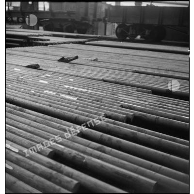 Plan général de tubes de métal à l'intérieur de l'usine du Creusot.