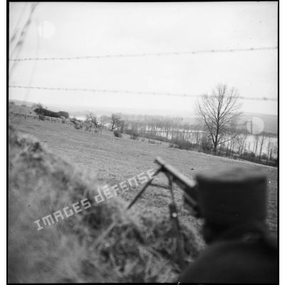 Vue de la zone de tir du FM M24/29 du 15e RTA dont le canon est visible sur la photographie.