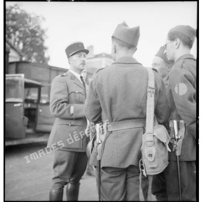 Le lieutenant Rippe discute avec des soldats de la 2e armée.