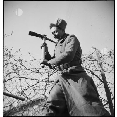 Portrait d'un tirailleur du 15e RTA qui creuse une tranchée.