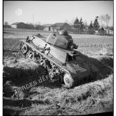 Un char léger Hotchkiss M35/39H de la 2e armée est photographié alors qu'il franchit un fossé.