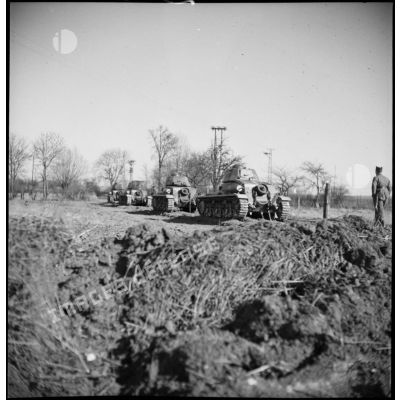 Plan général de chars légers Hotchkiss M35/39 H de la 2e armée en colonne sur un chemin.
