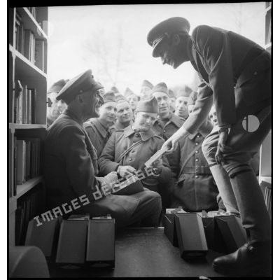 Des soldats de la 2e armée perçoivent des livres dans un camion-bibliothèque.