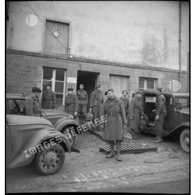 Des soldats de la 2e armée se tiennent debout à l'extérieur du centre de distribution de films du SCA.
