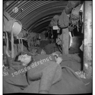 Des soldats de la 2e armée dorment dans un abri fortifié.