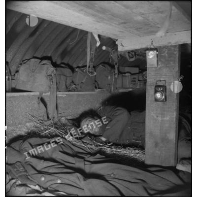 Des soldats de la 2e armée dorment dans un abri fortifié.