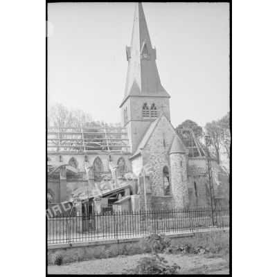 Vue d'une église touchée par les bombardements allemands dans le secteur de la 2e armée.