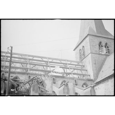 Vue d'une église touchée par les bombardements allemands dans le secteur de la 2e armée.