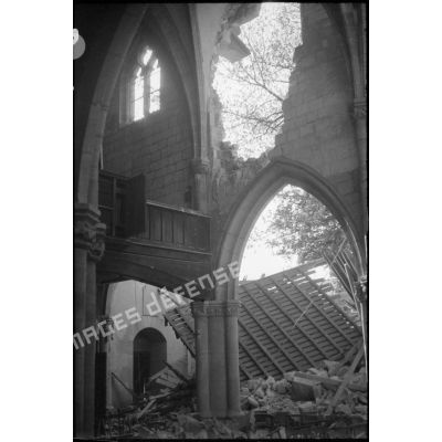 Vue intérieure d'une église touchée par les bombardements allemands dans le secteur de la 2e armée.