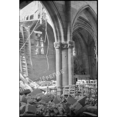 Vue intérieure d'une église touchée par les bombardements allemands dans le secteur de la 2e armée.