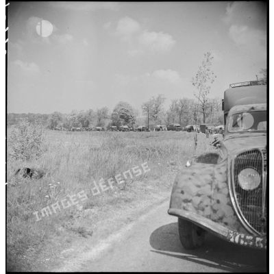 Une colonne motorisée française est à l'arrêt sur une route dans le secteur de la 2e armée.