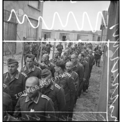 Photographie de groupe d'aviateurs allemands dans un camp de prisonniers du secteur de la 2e armée.