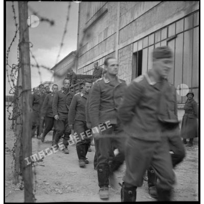 Photographie de groupe d'aviateurs allemands dans un camp de prisonniers du secteur de la 2e armée.