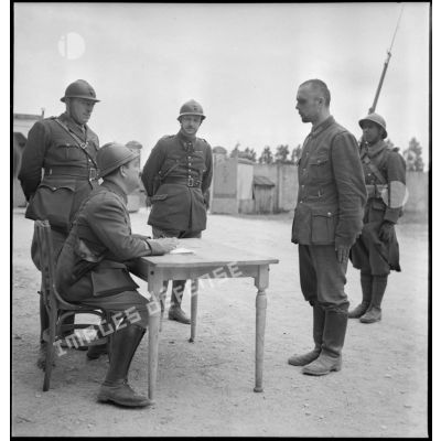 Un soldat allemand est interrogé dans un camp de prisonniers du secteur de la 2e armée.