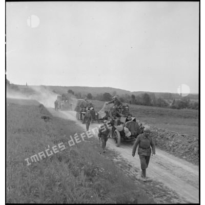 Trois autocanons de 75 mm CA M1913/1934 roulent en colonne sur un chemin dans le secteur de la 2e armée.