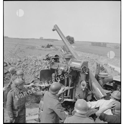 Des artilleurs servent une autocanon de 75 mm CA M1913/1934 mise en batterie dans le secteur de la 2e armée.