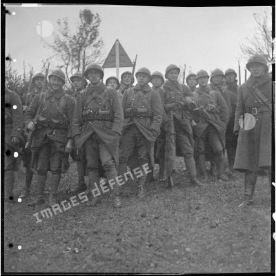 Photographie de groupe de fantassins du 151e RI (régiment d'infanterie) de la 42e DI (division d'infanterie).