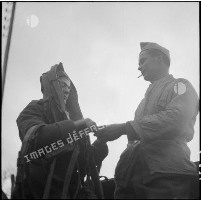 Portrait de groupe de maréchaux-ferrants de la 42e DI qui fument et rigolent.
