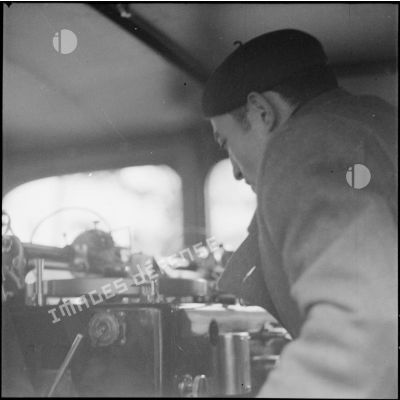 A l'intérieur d'une voiture un technicien enregistre l'émission radiophonique sur disque vinyle.