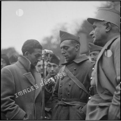 Un capitaine interviewe des soldats de la 3e armée pour une émission radiophonique.