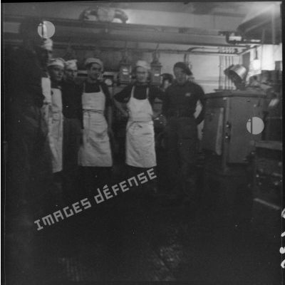 Photographie de groupe des cuisiniers du 164e RIF de l'ouvrage du Mont des Welches.