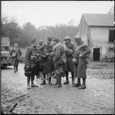 Photographie de groupe de fantassins de la 3e armée dans un village de Moselle.