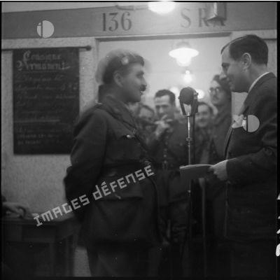 Un soldat du 164e RIF est interviewé par un journaliste à l'intérieur de l'ouvrage du Mont des Welches.