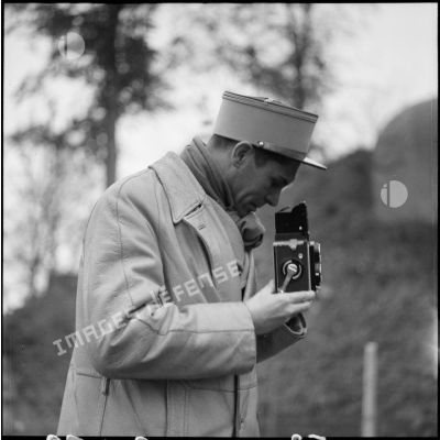 Portrait d'un lieutenant qui utilise un appareil photo Rolleiflex.