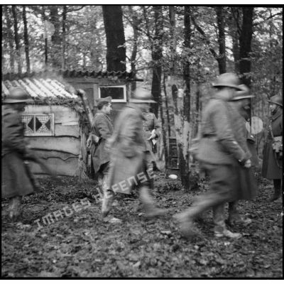 En forêt dans un cantonnement de campagne photographie de groupe de fantassins de la 3e armée.