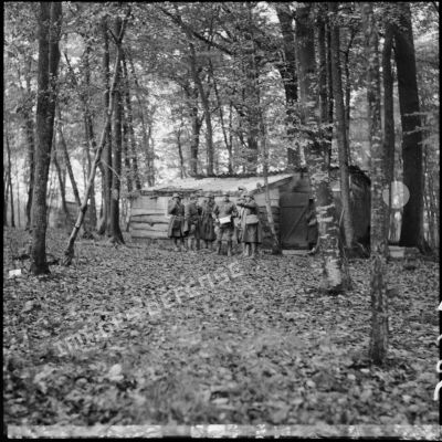 En forêt dans un cantonnement de campagne photographie de groupe des cadres d'une compagnie.