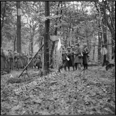 En forêt dans un cantonnement de campagne photographie de groupe des cadres d'une compagnie.
