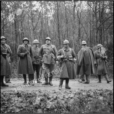 En forêt dans un cantonnement de campagne photographie de groupe de cadres et de soldats.