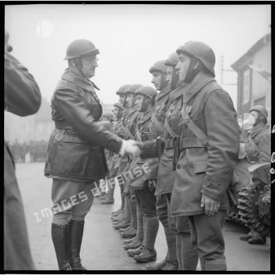 Le chef de corps décore de la croix de guerre 1939 des hommes de son bataillon lors de la prise d'armes à Magny.