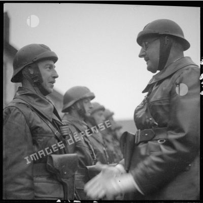 Le chef de corps décore de la croix de guerre 1939 des hommes de son bataillon lors de la prise d'armes à Magny.